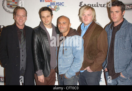 1. Dezember 2006; Beverly Hills, USA;  Schauspieler KIEFER SUTHERLAND und seiner Band ROCCO DeLUCA und die Belastung auf den VH1 Speichern der Musik Stiftung nutzen gehostet vom Esquire Magazin statt Esquire Haus 360, Beverly Hills.                               Obligatorische Credit: Foto von Paul Fenton/ZUMA Press. (© Stockfoto