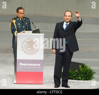 1. Dezember 2006; Mexiko-Stadt, Mexiko; FELIPE CALDERON macht seine erste Rede als neuen Präsidenten Mexikos im nationalen Auditorium in Mexiko-Stadt 1. Dezember 2006. Calderon wurde als Mexikos Präsident vereidigt am Freitag trotz heftiger Proteste linker Gesetzgeber, die sagen, er Stahl Julys Wahl und ha Stockfoto