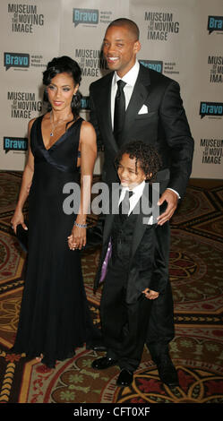 3. Dezember 2006; New York, NY, USA; Schauspieler JADA PINKETT SMITH, JADEN SMITH und WILL SMITH bei den Ankünften für das "Museum der The bewegen Bild Gruß an Will Smith" im Waldorf Astoria Hotel statt. Obligatorische Credit: Foto von Nancy Kaszerman/ZUMA Press. (©) Copyright 2006 von Nancy Kaszerman Stockfoto