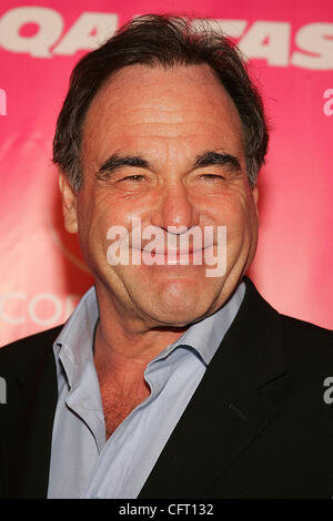 © 2006 Jerome Ware/Zuma Press Regisseur OLIVER STONE bei Ankunft bei der Eröffnung des Billy Wilder Theaters im Hammer Museum in Los Angeles, Kalifornien.  Sonntag, 3. Dezember 2006 das Hammer Museum Los Angeles, CA Stockfoto