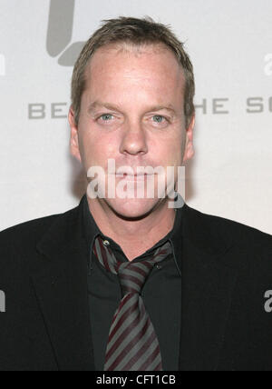 4. Dezember 2006; Hollywood, Kalifornien, USA; Schauspieler KIEFER SUTHERLAND kommt in der "24" Staffel fünf DVD-Launch-Party im Les Deux in Hollywood statt. Obligatorische Credit: Foto von Marianna Day Massey/ZUMA Press. (©) Copyright 2006 von Marianna Tag Massey Stockfoto