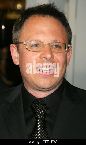 4. Dezember 2006; New York, NY, USA;  Regisseur BILL CONDON auf die Ankunft der "Dreamgirls" statt im Ziegfeld Theatre. Obligatorische Credit: Foto von Nancy Kaszerman/ZUMA Press. (©) Copyright 2006 von Nancy Kaszerman Stockfoto