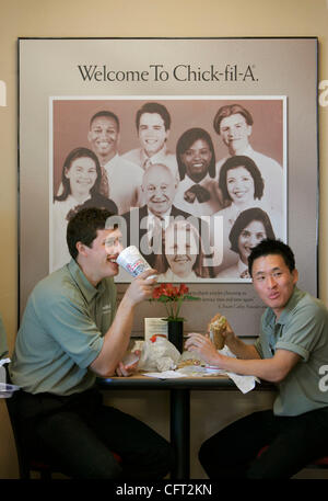 5. Dezember 2006, sieht San Marcos, CA, USA S. Truett Cathy, Gründer und Vorsitzender der Chick-Fil-A-Restaurants, von Mitarbeitern, umgeben von ein gerahmtes Foto in die Kette neue San Marcos-Position, die morgen eröffnet wird. Beim Mittagessen sind die Mitarbeiter hier gerne bei der Eröffnung. Auf der linken Seite ist MARK THORNSB Stockfoto