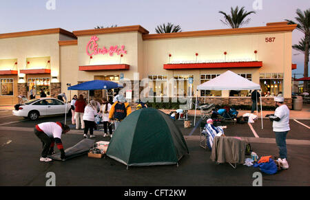 6. Dezember 2006, San Marcos, CA, wird USA The Zeltlager vor dem neuen Chick-Fil-A-Restaurant demontiert um 06:30 heute morgen nachdem die Camper Geschenkpackungen von 52 kostenlos Essensgutscheine für die erste Customers photo der Ort erhielt von Charlie Neuman/San Diego Union-Tribune/Zuma Press. Copyr Stockfoto