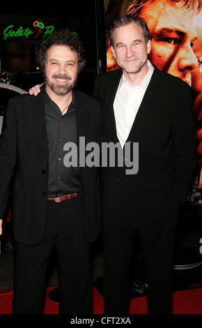 6. Dezember 2006; Hollywood, Kalifornien, USA; Regisseur EDWARD ZWICK & Producer MARSHALL HERSKOVITZ auf der "Blood Diamond" Los Angeles Premiere statt im Mann Chinese Theatre. Obligatorische Credit: Foto von Lisa O'Connor/ZUMA Press. (©) Copyright 2006 von Lisa O'Connor Stockfoto