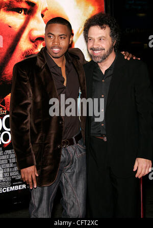 6. Dezember 2006; Hollywood, Kalifornien, USA; Regisseur EDWARD ZWICK & Songwriter NAS auf der "Blood Diamond" Los Angeles Premiere statt im Mann Chinese Theatre. Obligatorische Credit: Foto von Lisa O'Connor/ZUMA Press. (©) Copyright 2006 von Lisa O'Connor Stockfoto