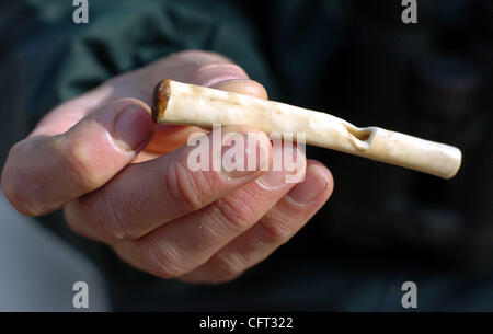 Naturforscher Anthony Fisher verwendet ein Pfiff machte er einen Truthahn mit Knochen, um zu versuchen und rufen einen Sperlingskauz er am Vortag am Alameda Creek in Sunol regionale Wildnis Mittwoch, 6. Dezember 2006, in Sunol, Kalifornien sah.  (Susan Tripp Pollard/Contra Costa Times) Stockfoto