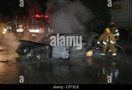 7. Dezember 2006; Los Angeles, Kalifornien, USA; Ein Auto Feuer ist durch das Los Angeles City Fire Department in South East Los Angeles heraus gesetzt. Dieses Gebiet direkt an der 110 ist Freeway bekannt, für seine Ablagerung von gestohlenen Fahrzeugen. Oft sind diese Fahrzeuge verwendet in Verbrechen wie bewaffneten Raubüberfällen und sind dann in Brand gesetzt, dest Stockfoto