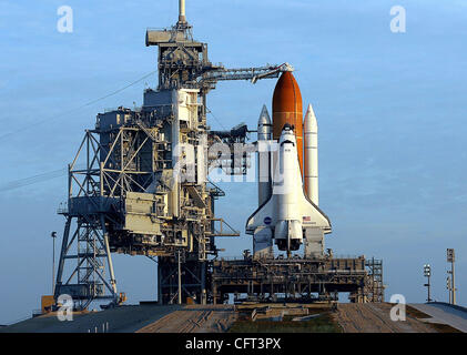 120706 Tc traf shuttle (3of6) Personal Foto von Paul J. Milette/The Palm Beach Post 0030572A CAPE CANAVERAL-Space Shuttle Discovery auf der Startrampe B am Kennedy Space Center am frühen Donnerstag Morgen sitzt. Schlechtes Wetter ist die einzige Sorge für die NASA, wie sie bereit für ein 09:35 ab Donnerstag Abend. Stockfoto