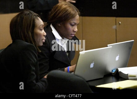 121106 traf Williams Foto von Lannis Waters / der Palm Beach Post 0029960N [W / STORY BY Jane Musgrave]---WEST PALM BEACH---Venus und Serena Williams sitzen mit ihren Laptops auf dem Tisch der Verteidigung vor Gericht Montag während einer angeblichen Verletzung des Vertrages Fall über ihre Teilnahme Stockfoto