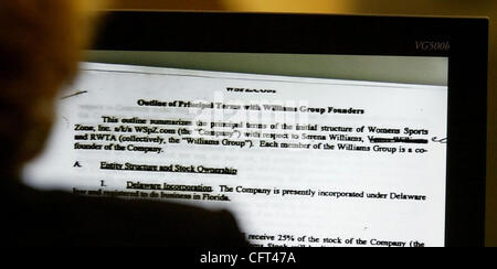 121106 traf Williams Foto von Lannis Waters / der Palm Beach Post 0029960N [w / Geschichte von Jane Musgrave]---WEST PALM BEACH---eine Kopie eines Dokuments, die Bedingungen für die Gründer von Womens Sportzone skizziert wird auf einem Gerichtssaal Monitor angezeigt, wie Keith Rhodes über Begegnungen mit dem Willi bezeugt Stockfoto