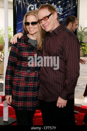 10. Dezember 2006; Hollywood, Kalifornien, USA; Schauspielerin BRIDGET FONDA & Composer DANNY ELFMAN an 'Charlottes Web' Los Angeles Premiere am Arclight Theater statt. Obligatorische Credit: Foto von Lisa O'Connor/ZUMA Press. (©) Copyright 2006 von Lisa O'Connor Stockfoto