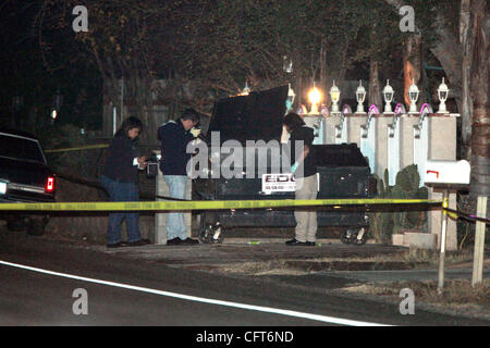 12. Dezember 2006, San Marcos, California S.DS. Sheriffs Department Ermittler untersuchen den Müll Müllcontainer in einer Einfahrt in den 1600 Block von Rock Springs Rd. der Körper des jungen, fehlende junge wurde von seinem Mom photo von Charlie Neuman/San Diego Union-Tribune/Zuma Press platziert. Copyright 2006 San Diego Stockfoto