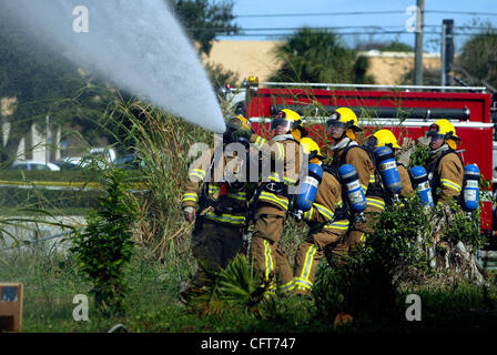 121306 traf Feuer (1 von 2) Personal Foto Libby Volgyes/The Palm Beach Post 0031142A CLO - JUPITER - Palm Beach County Fire Rescue rekrutieren Klasse #49 im Besitz einer live brennen Übung Mittwoch bei 17490 Soor Drive in Jupiter. Die Klasse wird am kommenden Mittwoch absolvieren. Das Haus wurde gestiftet und war die culminati Stockfoto