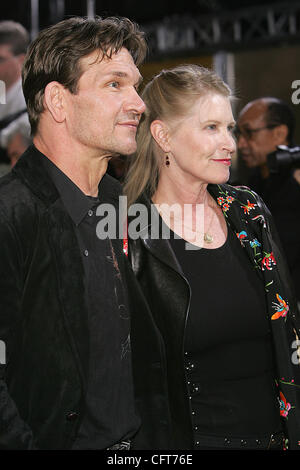 © 2006 Jerome Ware/Zuma Press Schauspieler PATRICK SWAYZE und Frau LISA SWAYZE bei Ankunft bei der Los-Angeles-Premiere von "Rocky Balboa" abgehaltenen Manns Grauman Chinese Theater in Hollywood, CA Wednessday, 13. Dezember 2006 Manns Grauman chinesischen Theater Hollywood, CA Stockfoto