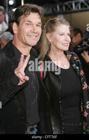 © 2006 Jerome Ware/Zuma Press Schauspieler PATRICK SWAYZE und Frau LISA SWAYZE bei Ankunft bei der Los-Angeles-Premiere von "Rocky Balboa" abgehaltenen Manns Grauman Chinese Theater in Hollywood, CA Wednessday, 13. Dezember 2006 Manns Grauman chinesischen Theater Hollywood, CA Stockfoto