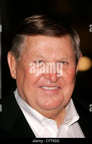 14. Dezember 2006; Hollywood, Kalifornien, USA;  Coach JACK LENGYEL kommt bei der "We Are Marshall" Los Angeles Premiere im Mann Chinese Theatre statt. Obligatorische Credit: Foto von Lisa O'Connor/ZUMA Press. (©) Copyright 2006 von Lisa O'Connor Stockfoto