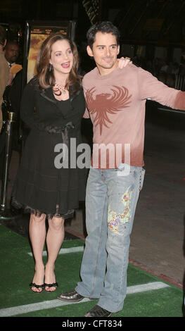 14. Dezember 2006; Los Angeles, Kalifornien, USA; Schauspieler KIMBERLY WILLIAMS-PAISLEY und BRAD PAISLEY auf der "We Are Marshall" Los Angeles Premiere statt an Graumans Chinese Theater, Hollywood. Obligatorische Credit: Foto von Paul Fenton/ZUMA Press. (©) Copyright 2006 von Paul Fenton Stockfoto