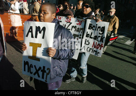 16. Dezember 2006; MANHATTAN, NY, USA; Khalif, 10 von Brooklyn trägt ein Zeichen wie Tausende von Demonstranten protestieren die tödlichen Polizei schießen von Sean Bell und zwei seiner Freunde füllen Fifth Avenue und 34th Street bis zur 7th Avenue verletzt wurden. Am 25 November Sean Bell und seine Freunde Trent Benefield, 23 Stockfoto