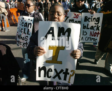 16. Dezember 2006; MANHATTAN, NY, USA; Khalif, 10 von Brooklyn trägt ein Zeichen wie Tausende von Demonstranten protestieren die tödlichen Polizei schießen von Sean Bell und zwei seiner Freunde füllen Fifth Avenue und 34th Street bis zur 7th Avenue verletzt wurden. Am 25 November Sean Bell und seine Freunde Trent Benefield, 23 Stockfoto