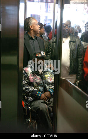 16. Dezember 2006; MANHATTAN, NY, USA; Reverend AL SHARPTON mit Dreharbeiten Opfer TRENT, BENEFIELD, 23, in einem Rollstuhl, stoppen in der Vorhalle des Hotel Pennsylvania, wie Tausende von Demonstranten protestieren die tödlichen Polizei schießen von Sean Bell und zwei seiner Freunde verletzt wurden Fifth Avenue füllen und über 34 Stockfoto