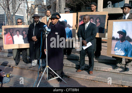 William Bell (2. v. L), der Vater von Sean Bell blickt auf eine als Bell Familie Anwalt spricht von Neville O. Mitchell umgeben von Freunden und Familie halten Fotos von Sean Bell, wie sie für einen besonderen Staatsanwalt ernannt werden, die rund um den tödlichen Schüssen von Sean Bell in Sachverhalts nennen ein Stockfoto