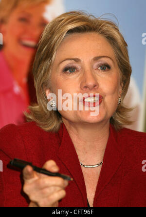 18. Dezember 2006; New York, NY, USA; New York Senator HILLARY RODHAM CLINTON fördert die 10th Anniversary Edition "Es nimmt ein Dorf und andere lehren Kinder lehren uns" bei Barnes and Noble Lincoln Square statt. Obligatorische Credit: Foto von Nancy Kaszerman/ZUMA Press. (©) Copyright 2006 von Nancy Kaszerma Stockfoto