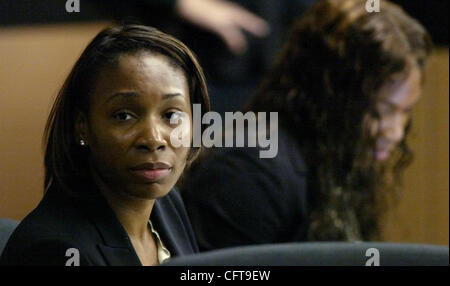 121906 traf Williams Foto von Lannis Wasser / die Palm Beach Post 0029960T [W / STORY BY Jane Musgrave]---WEST PALM BEACH---Venus Williams und Serena Williams sitzen vor Gericht während einer Pause Dienstag als ihr Vater Richard Williams Zeugnis für die Verteidigung bei Verletzung des Vertrages über Stockfoto