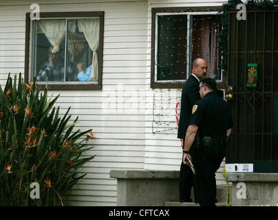 4. Januar 2007, San Diego, Kalifornien, geben Sie USA National Stadt Polizisten einen Tatort bei 430 4th Ave in National City, wo zwei Körpern als Menschen (links) von der angehängten duplex Uhr entdeckt wurden.  Obligatorische Credit: Foto von EARNIE GRAFTON/San Diego Union-Tribune/Zuma Press. Copyright 200 Stockfoto