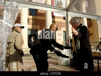 Joe Jones, mit den Capitol Sicherheit Zauberstäbe Lastminute Gästen Gouverneur Arnold Swarzenegger Nähe Feier am Memorial Auditorium am Freitag, 5. Januar 2007. (Der Sacramento Bee Hector Amezcua) Stockfoto