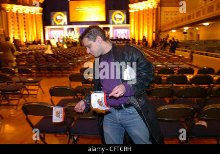 5. Januar 2007 - Sacramento, CA, USA - JOHNNY BILSON Roseville California Fahnen auferlegt Sitze in Vorbereitung von Arnold Schwarzeneggers Einweihungsfeier im Memorial Auditorium in Sacramento. Stockfoto