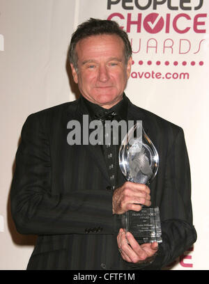 9. Januar 2007; Hollywood, USA; Schauspieler ROBIN WILLIAMS in der 33. jährlichen Peoples Choice Awards im Shrine Auditorium statt. Obligatorische Credit: Foto von Paul Fenton/ZUMA Press. (©) Copyright 2007 von Paul Fenton Stockfoto