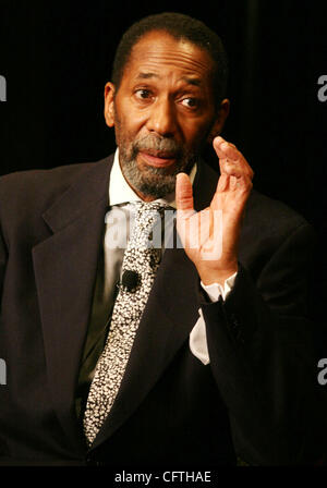 13. Januar 2007; New York, NY, USA;  Bassist RON CARTER bei der Podiumsdiskussion für die 34. jährlichen IAJE (International Association For Jazz Education) statt im Sheraton Hotel. Obligatorische Credit: Foto von Nancy Kaszerman/ZUMA Press. (©) Copyright 2007 von Nancy Kaszerman Stockfoto