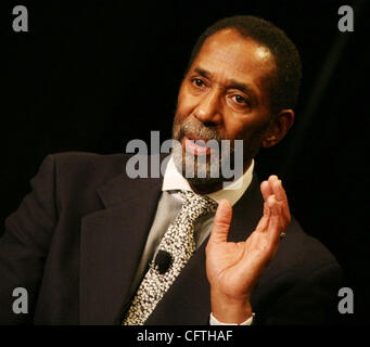 13. Januar 2007; New York, NY, USA;  Bassist RON CARTER bei der Podiumsdiskussion für die 34. jährlichen IAJE (International Association For Jazz Education) statt im Sheraton Hotel. Obligatorische Credit: Foto von Nancy Kaszerman/ZUMA Press. (©) Copyright 2007 von Nancy Kaszerman Stockfoto