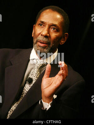 13. Januar 2007; New York, NY, USA;  Bassist RON CARTER bei der Podiumsdiskussion für die 34. jährlichen IAJE (International Association For Jazz Education) statt im Sheraton Hotel. Obligatorische Credit: Foto von Nancy Kaszerman/ZUMA Press. (©) Copyright 2007 von Nancy Kaszerman Stockfoto