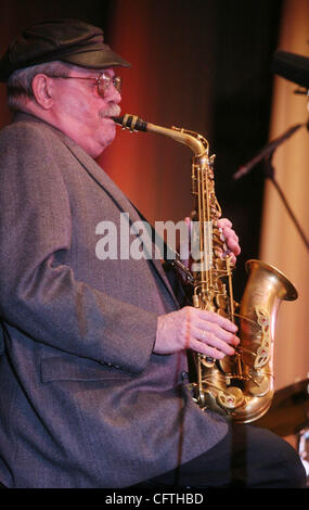 13. Januar 2007; New York, NY, USA; Saxophonist PHIL WOODS führt während der 34th Annual IAJE (International Association For Jazz Education) Konferenz im Hilton Hotel statt. Obligatorische Credit: Foto von Nancy Kaszerman/ZUMA Press. (©) Copyright 2007 von Nancy Kaszerman Stockfoto