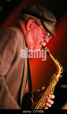 13. Januar 2007; New York, NY, USA; Saxophonist PHIL WOODS führt während der 34th Annual IAJE (International Association For Jazz Education) Konferenz im Hilton Hotel statt. Obligatorische Credit: Foto von Nancy Kaszerman/ZUMA Press. (©) Copyright 2007 von Nancy Kaszerman Stockfoto