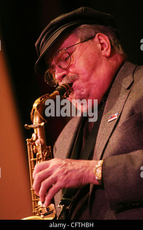 13. Januar 2007; New York, NY, USA; Saxophonist PHIL WOODS führt während der 34th Annual IAJE (International Association For Jazz Education) Konferenz im Hilton Hotel statt. Obligatorische Credit: Foto von Nancy Kaszerman/ZUMA Press. (©) Copyright 2007 von Nancy Kaszerman Stockfoto