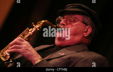 13. Januar 2007; New York, NY, USA; Saxophonist PHIL WOODS führt während der 34th Annual IAJE (International Association For Jazz Education) Konferenz im Hilton Hotel statt. Obligatorische Credit: Foto von Nancy Kaszerman/ZUMA Press. (©) Copyright 2007 von Nancy Kaszerman Stockfoto