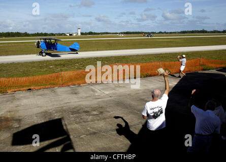 011307 Tc traf Luftfahrt (1o4) Mitarbeiter Fotos von Amanda Voisard/The Palm Beach Post-0032308A--für Tc erfüllt von Rachel Simmonsen--Stuart--Charles Clements, Cq, Besitzer von Consolidated Vultee PBY-5A 1943 schwarz Catalina auf dem Display an Aviation Day in Witham Feld Wellen wie ein 1928 Travelair 4000 macht die Stockfoto