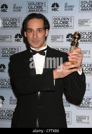 15. Januar 2007; Beverly Hills, CA, USA; Golden Globes 2007: ALEXANDRE DESPLAT mit dem Award für den besten original Score im Presseraum an der 64. Annual Golden Globe Awards im Beverly Hilton Hotel statt. Obligatorische Credit: Foto von Paul Fenton/ZUMA Press. (©) Copyright 2007 von Fenton Fotos/KPA Stockfoto