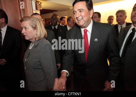 NM Gouverneur Bill Richardson (rechts) und seine Frau Barbara (links) erreichen das Repräsentantenhaus bevor Richardson die Eröffnungssitzung der 2007 New Mexico Legislaturperiode, Dienstag, 16. Januar 2007 angesprochen.  (Foto von Toby Jorrin/ZUMA Press) Stockfoto