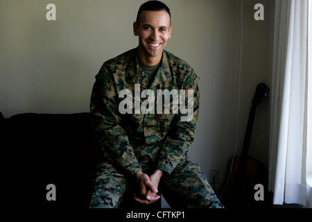January 16, 2006 San Diego CA Marine Staff Sgt JAMIE NICHOLSON, in seinem Wohnzimmer in Clairemont. Sein ist ein Drill Instructor und Marine Corps Recruit Depot stationiert ist. Er war nominiert für des Reader Digest 2007 Hero Of Year. Mandatory Credit-Foto von Laura Embry/San Diego Union-Tribune / Stockfoto