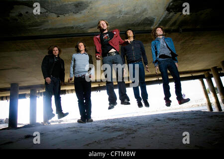 17. Januar 2007, Cardiff am Meer springen CA Members der Band "Switchfoot" für den Fotografen auf ihren Vorschlag für dieses Portrait der Band, während uns in Cardiff am Meer, CA begegneten.  Sie sind von links: CHAD BUTLER, Alter 31; TIM FOREMAN, Alter 28, seinem Bruder JON FOREMAN, 30 Jahre alt; JEROME Stockfoto