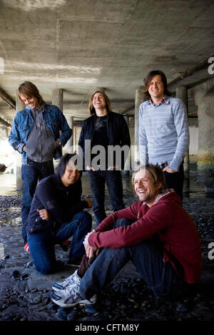 17. Januar 2007, Cardiff am Meer, machen CA Members von der Band "Switchfoot" einen Stopp in ihren Zeitplan für ein Porträt zu schießen für uns.  Sie sind von links: DREW SHIRLEY, Alter 32; JEROME FONTAMILLAS, Alter 39;  CHAD BUTLER, 31 Jahre alt; JON FOREMAN, Alter 30 (Vordergrund); und TIM Vorarbeiter, Alter von 28 Jahren.  CQ auf alle na Stockfoto