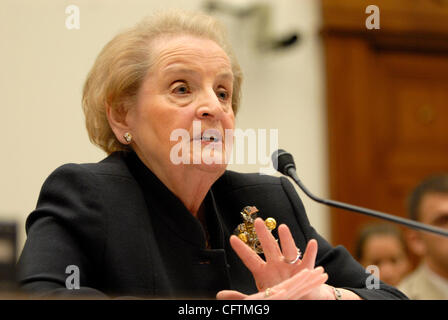 17. Januar 2007; Washington, DC, USA; Ehemaliger Staatssekretär MADELINE ALBRIGHT bezeugt vor dem Haus-Ausschuß für auswärtige Angelegenheiten über ihre Meinung über den aktuellen Stand der Kriege im Irak und in Afghanistan. Obligatorische Credit: Foto von Mark Murrmann/ZUMA Press. (©) Copyright 2007 von Mark Murrman Stockfoto