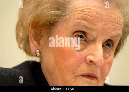 17. Januar 2007; Washington, DC, USA; Ehemaliger Staatssekretär MADELINE ALBRIGHT bezeugt vor dem Haus-Ausschuß für auswärtige Angelegenheiten über ihre Meinung über den aktuellen Stand der Kriege im Irak und in Afghanistan. Obligatorische Credit: Foto von Mark Murrmann/ZUMA Press. (©) Copyright 2007 von Mark Murrman Stockfoto