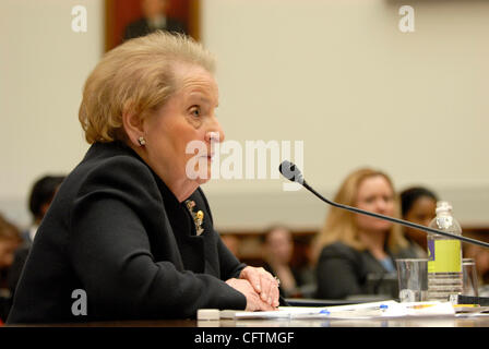 17. Januar 2007; Washington, DC, USA; Ehemaliger Staatssekretär MADELINE ALBRIGHT bezeugt vor dem Haus-Ausschuß für auswärtige Angelegenheiten über ihre Meinung über den aktuellen Stand der Kriege im Irak und in Afghanistan. Obligatorische Credit: Foto von Mark Murrmann/ZUMA Press. (©) Copyright 2007 von Mark Murrman Stockfoto