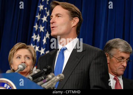 17. Januar 2007; Washington, DC, USA; Senator EVAN BAYH (D -IN) Gespräche mit Journalisten über seine Reise in den Irak und Afghanistan mit Senatorin HILLARY CLINTON (D -NY) und Vertreter JOHN MCHUGH (R -NY). Obligatorische Credit: Foto von Mark Murrmann/ZUMA Press. (©) Copyright 2007 von Mark Murrmann Stockfoto