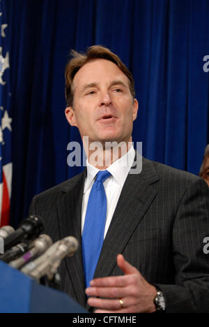 17. Januar 2007; Washington, DC, USA; Senator EVAN BAYH (D -IN) Gespräche mit Journalisten über seine Reise in den Irak und Afghanistan mit Senatorin Hillary Clinton (D -NY) und Vertreter John Mchugh (R -NY). Obligatorische Credit: Foto von Mark Murrmann/ZUMA Press. (©) Copyright 2007 von Mark Murrmann Stockfoto